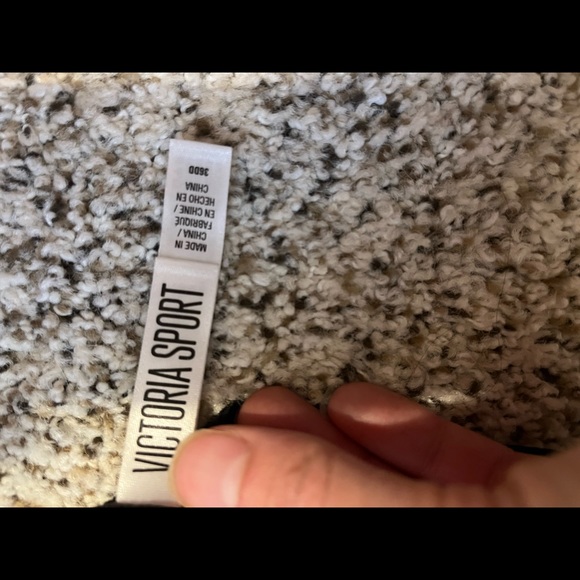 Victoria’s Secret 36DD sports bra - Picture 3 of 3
